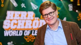Nach 12 Jahren Schuldienst und dem Nebenjob als Pausenaufsicht befindet sich der Wahlk&ouml;lner Herr Schr&ouml;der mit seinem ersten Comedy-Soloprogramm "World of Lehrkraft", auf gro&szlig;er Live-Tour.; Nach 12 Jahren Schuldienst und dem Nebenjob als Pausenaufsicht befindet sich der Wahlk&ouml;lner Herr Schr&ouml;der mit seinem ersten Comedy-Soloprogramm "World of Lehrkraft", auf gro&szlig;er Live-Tour.