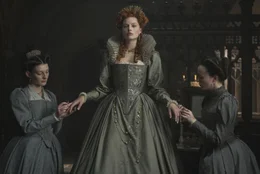 In the middle: Queen Elizabeth I (Margot Robbie)
