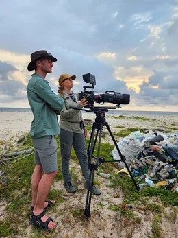 Filmteam Marlen Hundertmark und Pim Niesten am Strand von Gabun.