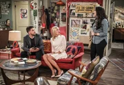 Max (Kat Dennings, r.) und Randy sind genervt von Caroline (Beth Behrs, M.) und organisieren für sie ein Date mit dem charmanten Tyler (Devon Werkheiser, l.). Wird das wirklich gut gehen? Max (Kat Dennings, r.) und Randy sind genervt von Caroline (Beth Behrs, M.) und organisieren für sie ein Date mit dem charmanten Tyler (Devon Werkheiser, l.). Wird das wirklich gut gehen?