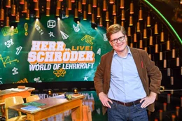 Nach 12 Jahren Schuldienst und dem Nebenjob als Pausenaufsicht befindet sich der Wahlk&ouml;lner Herr Schr&ouml;der mit seinem ersten Comedy-Soloprogramm _World of Lehrkraft _ Ein Trauma geht in Erf&uuml;llung_, auf gro&szlig;er Live-Tour.