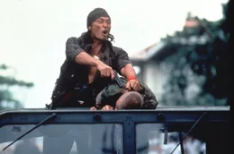 Der Anf&uuml;hrer der Rebellen Vinh Moc (Cary-Hiroyuki Tagawa) hat Brophy (Channon Roe) in seiner Gewalt.