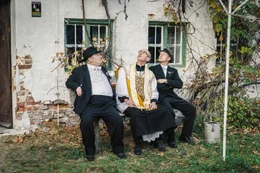 v.li.: B&uuml;rgermeister Brehm (Sigi Zimmerschied), Pfarrer Hechenberger (Johannes Herrschmann), Toni Brehm (Florian Br&uuml;ckner).