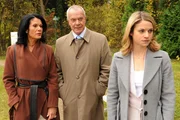 ARD STURM DER LIEBE FOLGE 1673, am Freitag (21.12.12) um 15:10 Uhr im ERSTEN. Marlene (Lucy Scherer, r.) kann Doris (Simone Ritscher, l.) und Werner (Dirk Galuba, M.) nicht davon abzubringen, Konstantin operieren zu lassen.