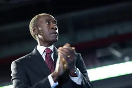 Anthonys Highschool-Trainer Shawn Charles (Don Cheadle) ist besonders von dem Durchhalteverm&ouml;gen seines Sch&uuml;lers beeindruckt.