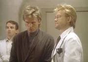 MacGyver (Richard Dean Anderson, M.) hat sich als Patient in die psychiatrische Klinik einweisen lassen. MacGyver (Richard Dean Anderson, M.) hat sich als Patient in die psychiatrische Klinik einweisen lassen.