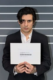 Nachdem sich die Beweislage gegen ihn verh&auml;rtet hat, wird Maximilian (Francisco Medina) festgenommen und erkennungsdienstlich behandelt.