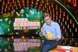 Nach 12 Jahren Schuldienst und dem Nebenjob als Pausenaufsicht befindet sich der Wahlk&ouml;lner Herr Schr&ouml;der mit seinem ersten Comedy-Soloprogramm _World of Lehrkraft _ Ein Trauma geht in Erf&uuml;llung_, auf gro&szlig;er Live-Tour.