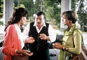 Malek (Adolf Peichl) will Elke (Uschi Glas, re.) und Petra (Beatrix Bilgeri) etwas wichtiges erkl&auml;ren.