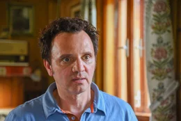 Sepp (Roland Silbernagl) in der Stube seines Elternhauses.