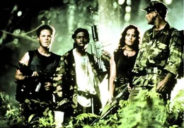 Ex-Marine Toliver (Michael Dudikoff,r. hier mit Jacqueline Obradors als Vasquez,Tyrin Turner als Butts und David Barry Gray als Lamb,l.) soll mit sechs Schwerverbrechern die UN-Mitarbeiterin Gabrielle Prescott aus dem vietnamesischen Dschungel retten.