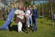 Von links: Eva Brenner, Familie Corona Von links: Eva Brenner, Familie Corona