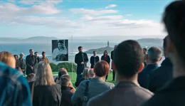 Nervenaufreibender Thriller &uuml;ber die Gefahren K&uuml;nstlicher Intelligenz. Auf der Beerding von Alicia Kovacs h&auml;lt ihr Kollege Brais Lago (Tamar Novas) eine Rede.