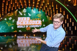 Nach 12 Jahren Schuldienst und dem Nebenjob als Pausenaufsicht befindet sich der Wahlk&ouml;lner Herr Schr&ouml;der mit seinem ersten Comedy-Soloprogramm _World of Lehrkraft _ Ein Trauma geht in Erf&uuml;llung_, auf gro&szlig;er Live-Tour.