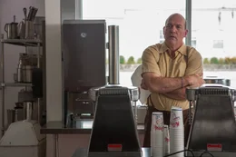 Mac McDonald (John Carroll Lynch) ist einer der Betreiber des Restaurants, das Fast Food vom Feinsten bietet.