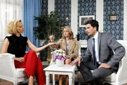 ARD STURM DER LIEBE FOLGE 1665, am Freitag (07.12.12) um 15:10 Uhr im ERSTEN. Natascha (Melanie Wiegmann, l.) ist nicht begeistert, dass Konstantin (Moritz Tittel, r.) von ihr verlangt, Marlene (Lucy Scherer, M.) die Perle zur&uuml;ckzugeben.