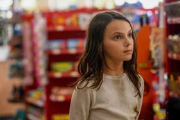 Laura (Dafne Keen)