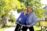 ARD STURM DER LIEBE FOLGE 1658. Michael (Erich Altenkopf, r.) bringt Marlene (Lucy Scherer, l.) das Fahrradfahren bei.