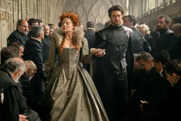 L-R:  Queen Elizabeth I (Margot Robbie) and Robert Dudley (Joe Alwyn)