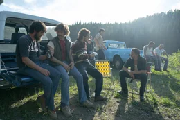 Bruce Pierce (Sebastian Pigott, 2.v.l.), Tony Torres (Matias Lucas, 3.v.l.), Bob Mathews (Nicholas Hoult, m.)