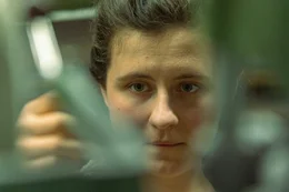Elfi (Sofia Falzberger) beim Arbeiten in der Garnfabrik.