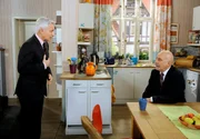 ARD ROTE ROSEN FOLGE 1918. Thomas (Gerry Hungbauer, l.) lässt sich in seiner Aufregung, dass Aylins Vater Orkan (Orhan Güner, r.) in der WG gelandet ist, von diesem vorführen. ARD ROTE ROSEN FOLGE 1918. Thomas (Gerry Hungbauer, l.) lässt sich in seiner Aufregung, dass Aylins Vater Orkan (Orhan Güner, r.) in der WG gelandet ist, von diesem vorführen.