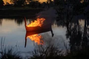 Die Zuschauer beobachten, wie während des Festivals 2019 auf dem Teich des „Abbey Medieval Fayre“ ein Boot brennt. (Getty Images) Die Zuschauer beobachten, wie während des Festivals 2019 auf dem Teich des „Abbey Medieval Fayre“ ein Boot brennt. (Getty Images)