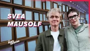 Endlich mal eine Folge mit einem anständigen Rahmen! Pierre M. Krause macht bei Meme-Queen Svea Mausolf aka Sveamaus Visite - neue Einlagen müssen her. Zu viel Drip! Das zeigt auch ihr Musikgeschmack: Für ein Poster von Marianne Rosenberg benötigt sie dringend einen Fotorahmen. Und für den angemessenen Rahmen der Folge gibt es den am Ende auch zu essen. Wir finden: eine mausig gute Folge! Endlich mal eine Folge mit einem anständigen Rahmen! Pierre M. Krause macht bei Meme-Queen Svea Mausolf aka Sveamaus Visite - neue Einlagen müssen her. Zu viel Drip! Das zeigt auch ihr Musikgeschmack: Für ein Poster von Marianne Rosenberg benötigt sie dringend einen Fotorahmen. Und für den angemessenen Rahmen der Folge gibt es den am Ende auch zu essen. Wir finden: eine mausig gute Folge!