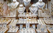 Diamanten sind ewig und gelten als ein Symbol der Liebe. Doch Abbau und Handel hinterlassen oft eine Schneise der Zerstörung. Diamanten sind ewig und gelten als ein Symbol der Liebe. Doch Abbau und Handel hinterlassen oft eine Schneise der Zerstörung.