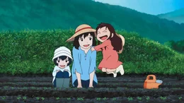 Damit ihre Kinder Ame (li.) und Yuki (re.) in der Natur aufwachsen k&ouml;nnen, muss Hana (Mi.) m&uuml;hevoll lernen, vom Gem&uuml;seanbau zu leben.