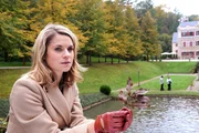 ARD STURM DER LIEBE FOLGE 1665, Marlene (Lucy Scherer) ist traurig, weil sie die Perle aus der Muschel nicht mehr findet.