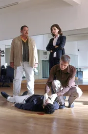 Die beiden Cops Korbinian Hofer (Josef Hannesschl&auml;ger, l.) und Ulrich Satori (Markus B&ouml;ker) mit der Pathologin Dr. Kern (Maren Schumacher) am Tatort in der Tanzschule Prinz, in der Tanzlehrer Rocco erschlagen aufgefunden wurde.