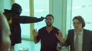 Theo Kröger (Benito Bause, M.) und Johnny (Yuri Völsch, r.) stehen unter Schock, als eine maskierte Person sie mit einer Waffe bedroht. Aus einem harmlosen Termin wird plötzlich eine Geiselsituation. Theo Kröger (Benito Bause, M.) und Johnny (Yuri Völsch, r.) stehen unter Schock, als eine maskierte Person sie mit einer Waffe bedroht. Aus einem harmlosen Termin wird plötzlich eine Geiselsituation.