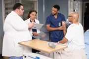 Grey's Anatomy Staffel 18 Folge 16 Blicke, die Bände sprechen: Zaiver Sinnett als Zander Perez, Kelly McCreary als Dr. Maggie Pierce, Anthony Hill als Dr. Winston Ndugu Copyright: SRF/ABC Studios Grey's Anatomy Staffel 18 Folge 16 Blicke, die Bände sprechen: Zaiver Sinnett als Zander Perez, Kelly McCreary als Dr. Maggie Pierce, Anthony Hill als Dr. Winston Ndugu Copyright: SRF/ABC Studios