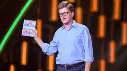 Nach 12 Jahren Schuldienst und dem Nebenjob als Pausenaufsicht befindet sich der Wahlk&ouml;lner Herr Schr&ouml;der mit seinem ersten Comedy-Soloprogramm "World of Lehrkraft", auf gro&szlig;er Live-Tour.