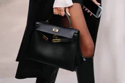 Luxushandtaschen sind begehrt - und kaum bezahlbar. Doch immer wieder kritisieren Umweltorganisationen und Gewerkschaften Lederproduktion und Arbeitsbedingungen in der Lieferkette. Luxushandtaschen sind begehrt - und kaum bezahlbar. Doch immer wieder kritisieren Umweltorganisationen und Gewerkschaften Lederproduktion und Arbeitsbedingungen in der Lieferkette.