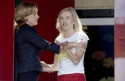 Jelena Kaiser (Noémi Domokos, re.) ist außer sich, als sie von ihrer Mutter Sonja (Sabine Bach) vom Tod ihres Vaters erfährt. Jelena Kaiser (Noémi Domokos, re.) ist außer sich, als sie von ihrer Mutter Sonja (Sabine Bach) vom Tod ihres Vaters erfährt.