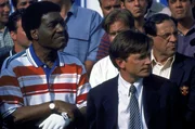 Bei einem Golf-VIP-Turnier kommt Mike (Michael J. Fox, r.) mit dem Golfer Nipsey Russell (l.) ins Gespräch. Bei einem Golf-VIP-Turnier kommt Mike (Michael J. Fox, r.) mit dem Golfer Nipsey Russell (l.) ins Gespräch.