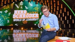Nach 12 Jahren Schuldienst und dem Nebenjob als Pausenaufsicht befindet sich der Wahlk&ouml;lner Herr Schr&ouml;der mit seinem ersten Comedy-Soloprogramm "World of Lehrkraft", auf gro&szlig;er Live-Tour.