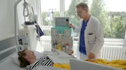 Nephrologe Dr. Gunnar Bücker setzt die HELP-Apherese, eine spezielle Art der Blutwäsche, bei Long-Covid-Patientinnen ein und sieht Erfolge. Doch es fehlen Studien mit Kontrollgruppen, die die Beobachtungen einzelner Ärzte untermauern. Wer von der Behandlung profitiert bleibt bislang unklar. Nephrologe Dr. Gunnar Bücker setzt die HELP-Apherese, eine spezielle Art der Blutwäsche, bei Long-Covid-Patientinnen ein und sieht Erfolge. Doch es fehlen Studien mit Kontrollgruppen, die die Beobachtungen einzelner Ärzte untermauern. Wer von der Behandlung profitiert bleibt bislang unklar.
