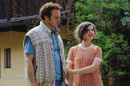 Elfi (Sofia Falzberger) nimmt Sepp (Roland Silbernagl) zu sich nach Hause mit.