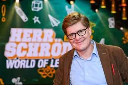 Nach 12 Jahren Schuldienst und dem Nebenjob als Pausenaufsicht befindet sich der Wahlk&ouml;lner Herr Schr&ouml;der mit seinem ersten Comedy-Soloprogramm _World of Lehrkraft _ Ein Trauma geht in Erf&uuml;llung_, auf gro&szlig;er Live-Tour.
