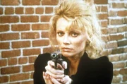 Sara Ashford (Kristina Wayborn) macht MacGyver klar, dass sie eine Agentin des sowjetischen Geheimdienstes ist. Sara Ashford (Kristina Wayborn) macht MacGyver klar, dass sie eine Agentin des sowjetischen Geheimdienstes ist.