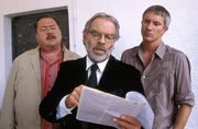 Harry Prinz (Thomas Fritsch, mi) kann den Cops Hofer (Josef Hannesschl&auml;ger) und Satori (Markus B&ouml;ker, re.) mit seinen Unterlagen beweisen, dass alle Verd&auml;chtigungen gegen ihn b&ouml;se Unterstellung sind.
