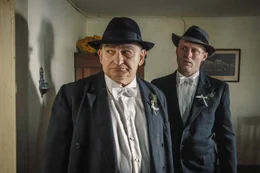 v.li.: B&uuml;rgermeister Brehm (Sigi Zimmerschied), Toni Brehm (Florian Br&uuml;ckner).