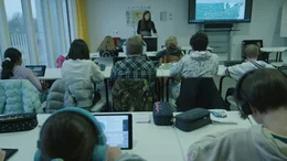 Eine Klasse arbeitet mit Tablets.