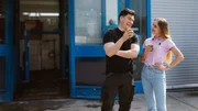 Chrissi (rechts) und Ali vor der Werkstatt. Chrissi (rechts) und Ali vor der Werkstatt.