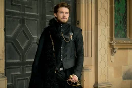 Robert Dudley (Joe Alwyn)