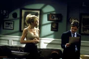 Mike (Michael J. Fox, r.) muss f&uuml;r den B&uuml;rgermeister einen Wahlkampfmanager einstellen. Mike entscheidet sich f&uuml;r Caitlin Moore (Heather Locklear, l.).