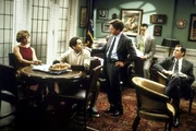 Krisenbesprechung (v.l.n.r.): Nikki (Connie Britton), James (Alexander Gaberman), Mike (Michael J. Fox), Stuart (Alan Ruck) und Paul (Richard Kind). Krisenbesprechung (v.l.n.r.): Nikki (Connie Britton), James (Alexander Gaberman), Mike (Michael J. Fox), Stuart (Alan Ruck) und Paul (Richard Kind).